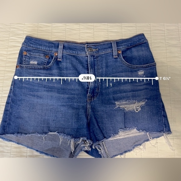 Women’s distressed  Levi’s high rise denim shorts size 32 - Picture 3 of 8